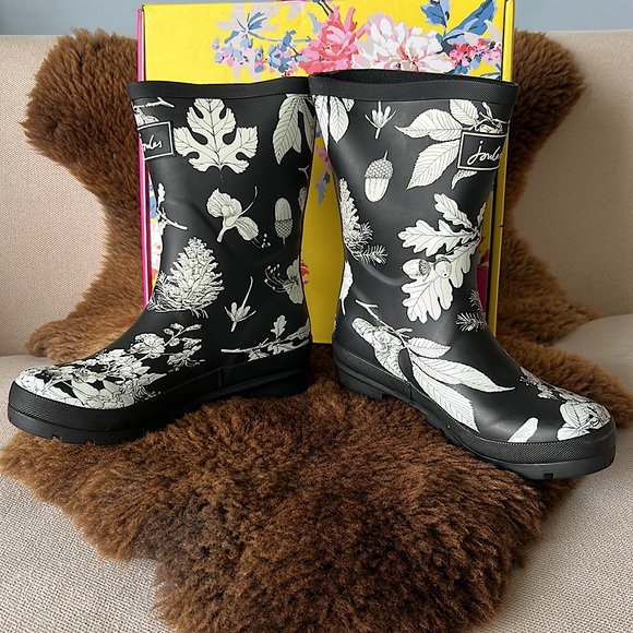 Joules Black Etched Botanical Rainboots - Picture 4 of 10